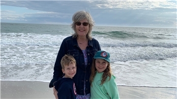 Anne-Rose Coyle mit ihren Enkelkindern Sophie und Rowan
