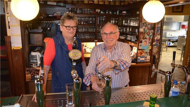 Anne und Gerfried Hülsmann betreiben das Bier-Café in Rodenkirchen seit fast 50 Jahren. Jetzt steht die Immobilie zum Verkauf.