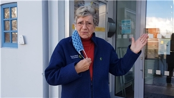 Annegret Martens vor dem Nationalparkhaus und Museum Fedderwardersiel. Für den Eintritt gilt: Maske auf.