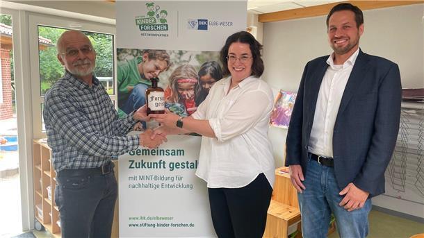 2 Männer und 1 Frau gratulieren sich