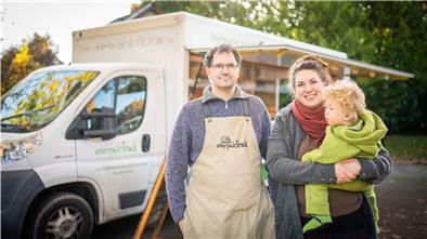 Annemarie und Mario Bink vor ihrem Unverpackt-Truck.