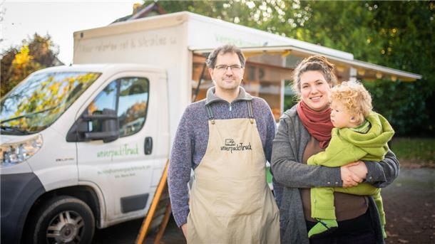 Annemarie und Mario Bink (hier mit Sohn Aaron) kommen mit ihrem Unverpackt-Truck vorerst nur noch mittwochs von 16 bis 18 Uhr nach Wremen und samstags zum Wochenmarkt in Cuxhaven.