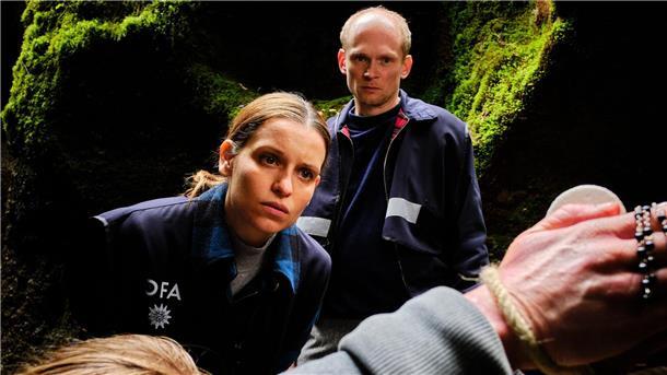Annett Schuster (Kristin Suckow) und Jan Kawig (Bernhard Conrad) in einer Szene des TV-Krimis „Tod am Rennsteig – Auge um Auge“.