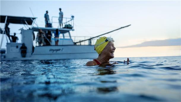Annette Bening als Langstreckenschwimmerin Diana Nyad in „Nyad“.