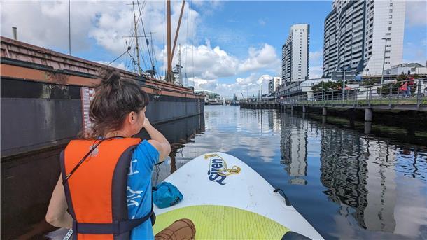 SUP-Premiere geglückt: In Bremerhaven zwischen historischen Schiffen paddeln Annica Müllenberg vom DSM will den Hafen beleben.