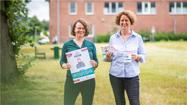 Annika Jaeger (links) und Mirja Meyer vom Kulturamt der Stadt, stellen das Programm der diesjährigen "Langen Nacht der Kultur 2021" vor.