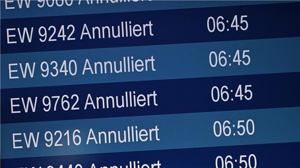 „Annulliert“ Flüge auf einer Anzeigetafel am Flughafen Düsseldorf.