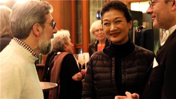 „Wintersonnen“ begeistern die Zuhörer beim Sinfoniekonzert im Großen Haus Der Komponist Mauro Montalbetti (von links), die Solistin Mari Kodama und der Generalmusikdirektor.