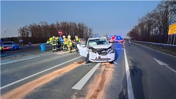 Ein weißer PKW nach einem Unfall auf einer Landstraße mit vielen Helfern der Feuerwehr.  