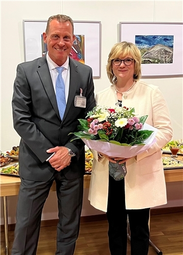 Anstaltsleiter Dr. Arne Wieben verabschiedete am Dienstag seine langjährige Stellvertreterin Jana Opitz-Denell. Sie leitet seit dem 1. Mai die Jugendarrestanstalt Verden.