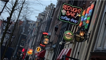 Anstelle des Rotlicht-Viertels soll in Amsterdam ein Erotik-Zentrum entstehen. Doch es regt sich Protest.