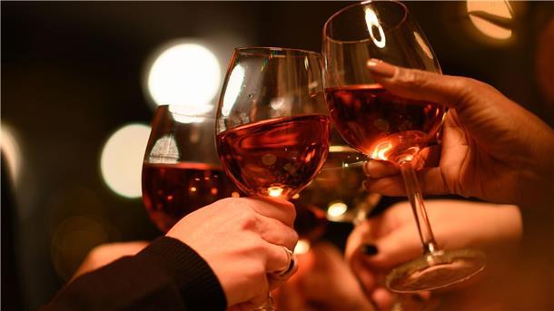 Mehr als 30 Tote nach Vergiftung mit gepanschtem Getränk Anstoßen am Abend: Nach dem Verzehr von gepanschtem Alkohol sind in Russland mehrere Menschen gestorben. (Symbolbild)
