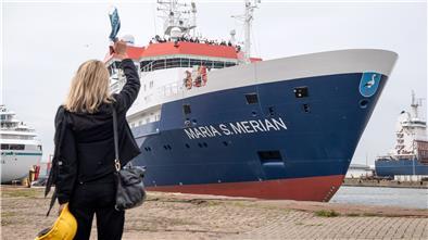 Antje Boetius, Direktorin des Alfred-Wegener-Instituts, winkt den Expeditionsteilnehmern und Teilnehmerinnen auf dem deutschen Forschungsschiff „Maria S. Merian". Zwei Forschungsschiffe brechen von Bremerhaven aus Richtung Arktis auf. An Bord sind rund 100 Wissenschaftler, die das derzeitige Personal des Eisbrechers „Polarstern“ ablösen sollen.