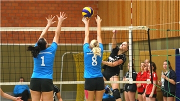 Antje Franz (rechts), hier bei einem früheren Derby gegen die SG Karlshöfen/Gnarrenburg, freut sich mit ihren Mitspielerinnen schon auf die erneuten duelleD