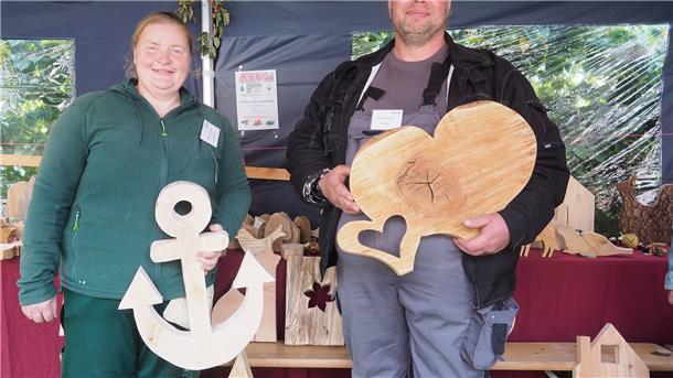 Sievener Herbstmarkt ist ein voller Erfolg Antje und Kai Hencken boten auf ihrem Stand selbst gefertigte Holzschnitzereien an.