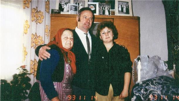 Anton Model bei dem ersten Treffen mit seiner Mutter Warga Taran, einer ehemaligen sowjetischen Zwangsarbeiterin, und einer Halbschwester in der Ukraine, 1993. Anton Model ist Teilnehmer im Projekt „trotzdem da!“.