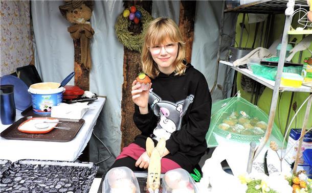 Kaffeepause und Kunst in idyllischer Umgebung Antonia bot leckere Muffins und mehr an.