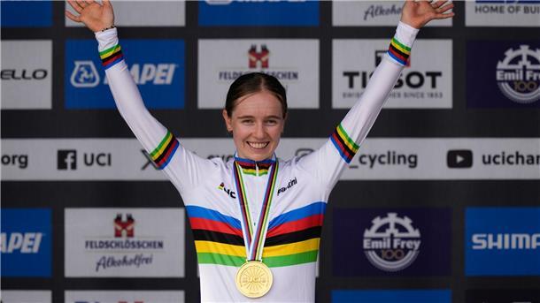 Antonia Niedermaier freut sich über U23-Gold im Zeitfahren.
