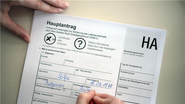Antrag auf Arbeitslosengeld: 2022 wurde wurde deutlich weniger gezahlt als im Jahr zuvor.
