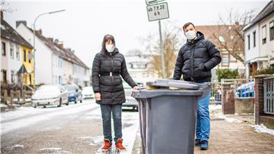 Anwohner Anja Wollenberg (links) und Benjamin Bartels beklagen, die durch die Verkehrslage in der Zopotter Straße, verursachte Nichtabholung ihrer Mülltonnen.