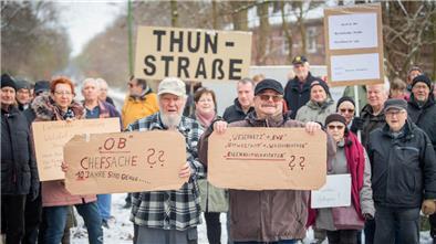 Anwohner aus Wulsdorf, Geestemünde und Grünhöfe protestieren vor der Wasserpumpstation Wulsdorf. Im Bild:  Günter Schwellnus und Peter Velden. 