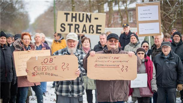 Menschen mit Pappschildern in der Hand demonstrieren