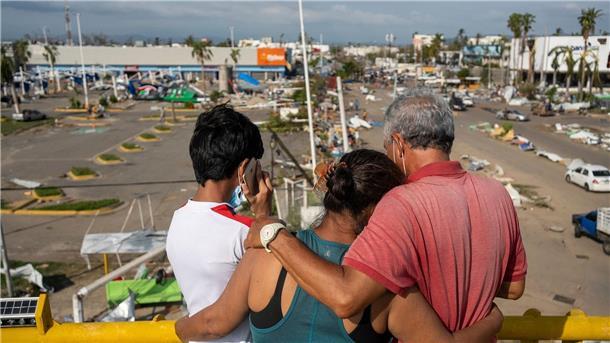 Anwohner betrachten die durch den Hurrikan „Otis“ verursachten Schäden im mexikanischen Acapulco.