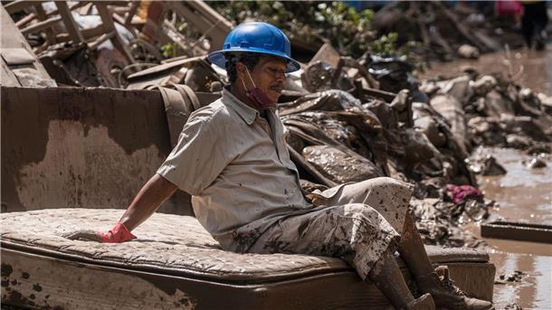 Unwetter in Mexiko: 260 Orte von Außenwelt abgeschnitten Anwohner brauchen Hilfe, ihre Häuser sind voller Schlamm und Trümmer.