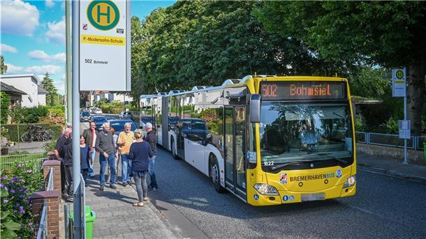 Anwohner der Wulsdorfer Straße Dreibergen und die Sprecher der Stadtteilkonferenz sind zornig über die neue Bushaltestelle in Bremerhaven, die ihnen ohne Informationen vor die Haustür gepflanzt worden ist. Sie fühlen sich im Ortsteil gut versorgt und von Lärm und dem nun nötigen Slalom für Radfahrer überrumpelt.