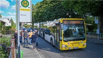 Anwohner der Wulsdorfer Straße Dreibergen und die Sprecher der Stadtteilkonferenz sind zornig über die neue Bushaltestelle in Bremerhaven, die ihnen ohne Informationen vor die Haustür gepflanzt worden ist. Sie fühlen sich im Ortsteil gut versorgt und von Lärm und dem nun nötigen Slalom für Radfahrer überrumpelt.