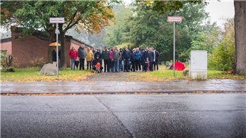 Menschen demonstrieren in ihrer Straße.