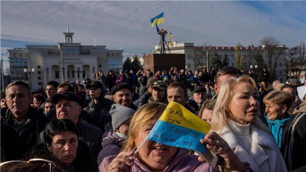 Anwohner versammeln sich während eines Besuchs des ukrainischen Präsidenten Wolodymyr Selenskyj in Cherson.