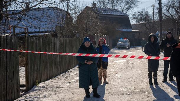 Anwohner warten in Kiew nach einem Raketenangriff auf die Rückkehr in ihre Häuser.