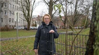 Anwohnerin Helga Düring will den kleinen Park zwischen Pestalozzischule und Häuserzeile retten 