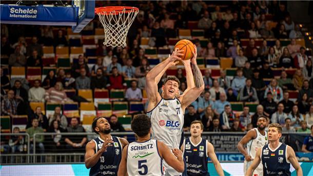 Eisbären gehen mit klarem Sieg in die Länderspielpause Anzac Risseto holt einen Rebound für die Eisbären Bremerhaven.