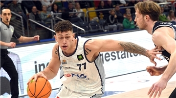 Anzac Rissetto (links) konnte bei seinem Heimdebüt die Eisbären-Niederlage nicht verhindern, brachte es aber auf 7 Punkte und 9 Rebounds.