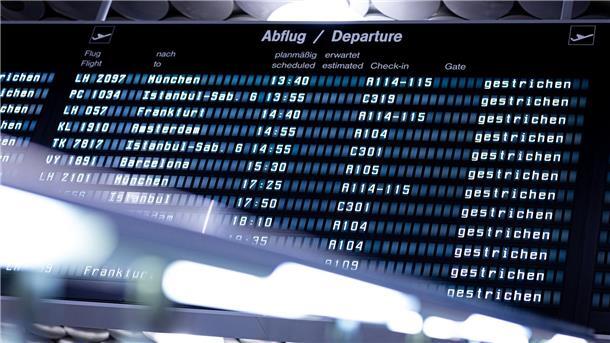 Mehr als 5.600 Klagen von Fluggästen gegen Airlines Anzeigetafel im Flughafen Hannover-Langenhagen. Über 4.300 Klagen wegen Verspätungen und Ausfällen von Flügen gab es 2024 am Amtsgericht Hannover. (Symbolbild)