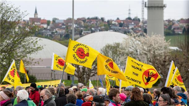 Aor dem Kernkraftwerk Neckarwestheim 2 wird ein Abschaltfest gefeiert.