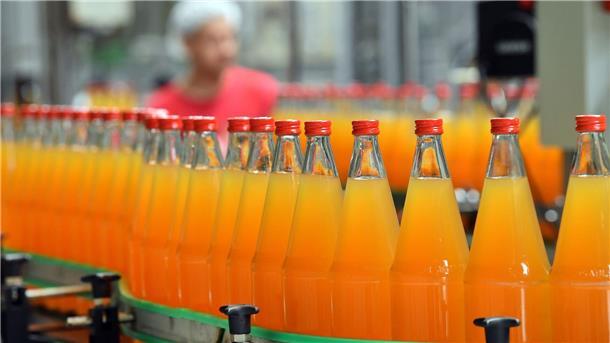 Menschen in Deutschland trinken weniger Saft Apfelsaft wird abgefüllt. Zahlen des Statistischen Bundesamt zeigen: Orangensaft und ähnliche Säfte waren 2023 gut 30 Prozent teurer als im Jahr 2020.
