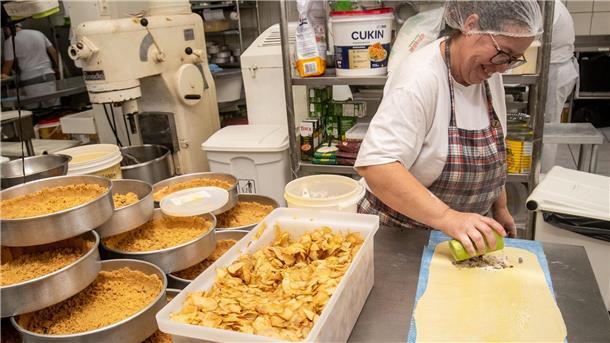 Apfelstrudel wird in der deutsch-brasilianischen Bäckerei zubereitet.
