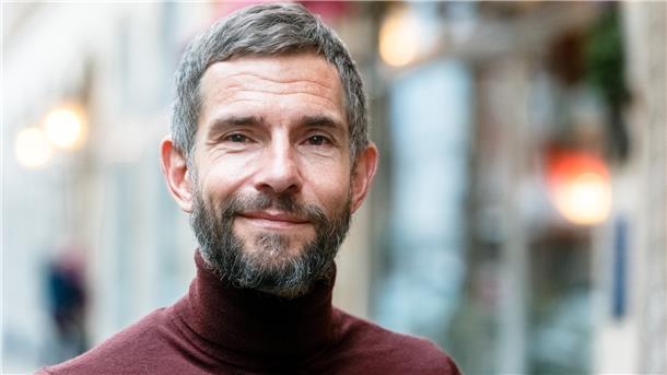 „Apokalypse & Filterkaffee“ von Journalist und Autor Micky Beisenherz zählt zu den erfolgreichsten Podcasts in Deutschland.