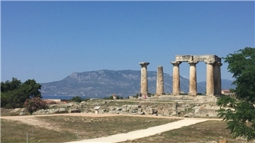 Apollo-Tempel in Korinth. In der griechischen Stadt hat dem Mythos von Euripides zufolge Medea als Rache an Jason ihre beiden gemeinsamen Kinder getötet.