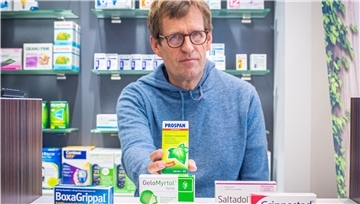 Apotheker Bernd Graßnick in der Bremerhavener Hafenstraße zeigt Arzneimittel bekannter Marken, auf die Kunden zur Erkältungszeit gern zurückgreifen. Der Verkauf ist in den vergangenen Corona-Monaten stark zurückgegangen.