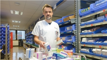 Apotheker Dr. Matthias Haerting hat in der Krankenhausapotheke im Klinikum Reinkenheide einen Blick auf Antibiotika.