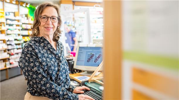 Apothekerin Erika Miéville zeigt die Demo-Version des digitalen Impfzertifikates vom Deutschen Apothekenverband auf dem Bildschirm.