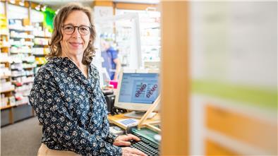 Apothekerin Erika Miéville zeigt die Demo-Version des digitalen Impfzertifikates vom Deutschen Apothekenverband auf dem Bildschirm.