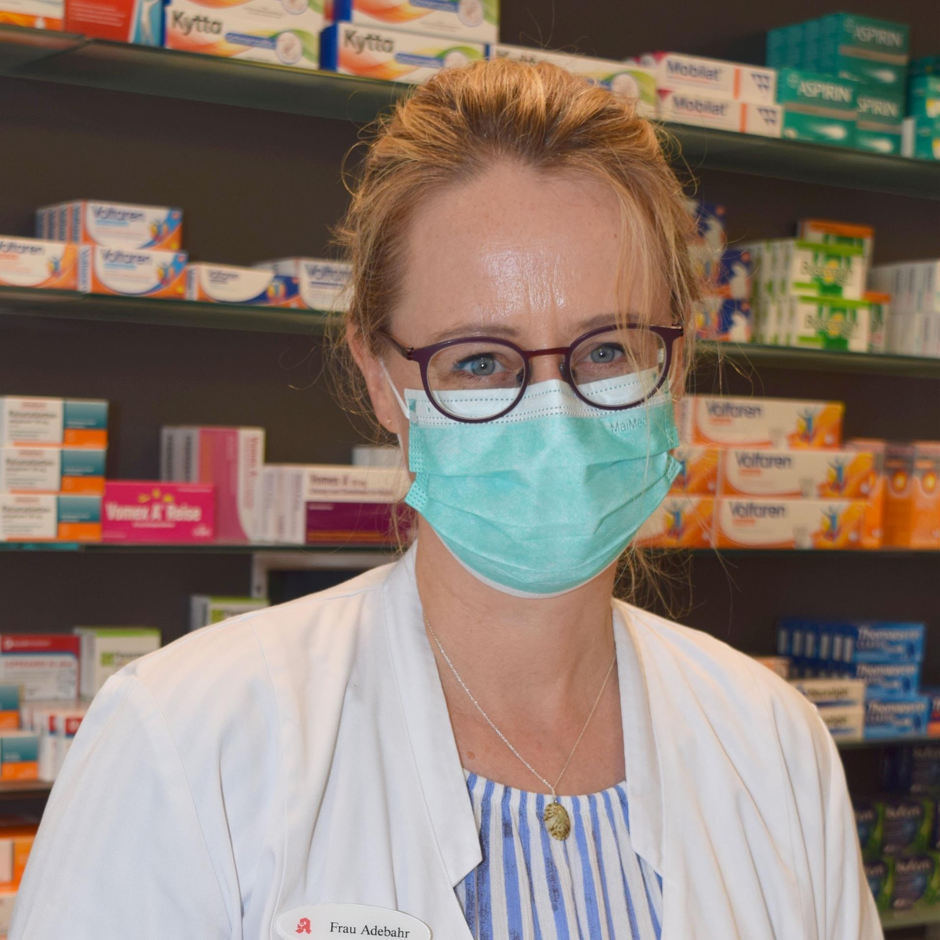 Lavendel - Beliebter und vielseitiger Helfer Apothekerin Sonja Adebahr berät ihre Kunden auch zu pflanzlichen Therapie-Möglichkeiten. Nicht selten geht es dabei um Lavendel.