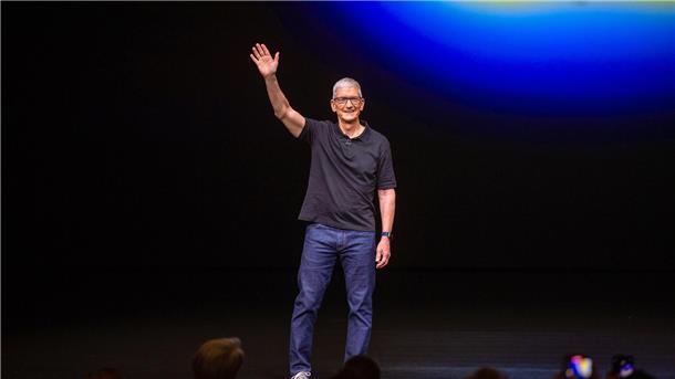 Apple-Neuheiten: Schlankes iPhone statt KI-Feuerwerk Apple-Chef Tim Cook begrüßte die Anwesenden im Hauptquartier in Cupertino. (Archivbild)