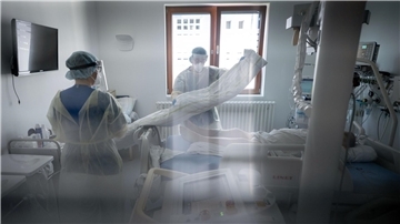 Arbeit auf einer Intensivstation. Die Pläne zur Krankenhausreform sehen bundesweit eine einheitliche Einteilung der Kliniken in drei Stufen vor, mit entsprechender Förderung.