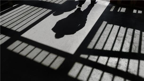 Mini-Löhne für Gefangene gefährden Resozialisierung Arbeit hinter Gittern soll der Resozialisierung dienen.